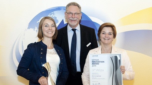 Dow Corning's Cindy Delvallé (left) and Kathelyne Everaere (right) collect the award from Prof. Klaus Peter Wittern (centre)